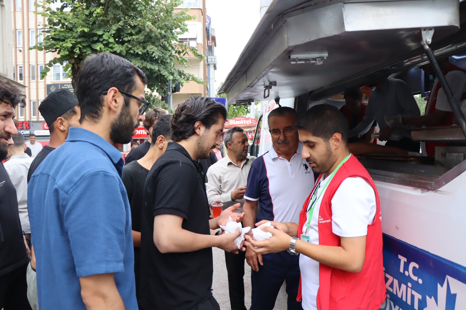 İzmit Belediyesinden Cuma sonrası vatandaşlara tatlı ikram (3)