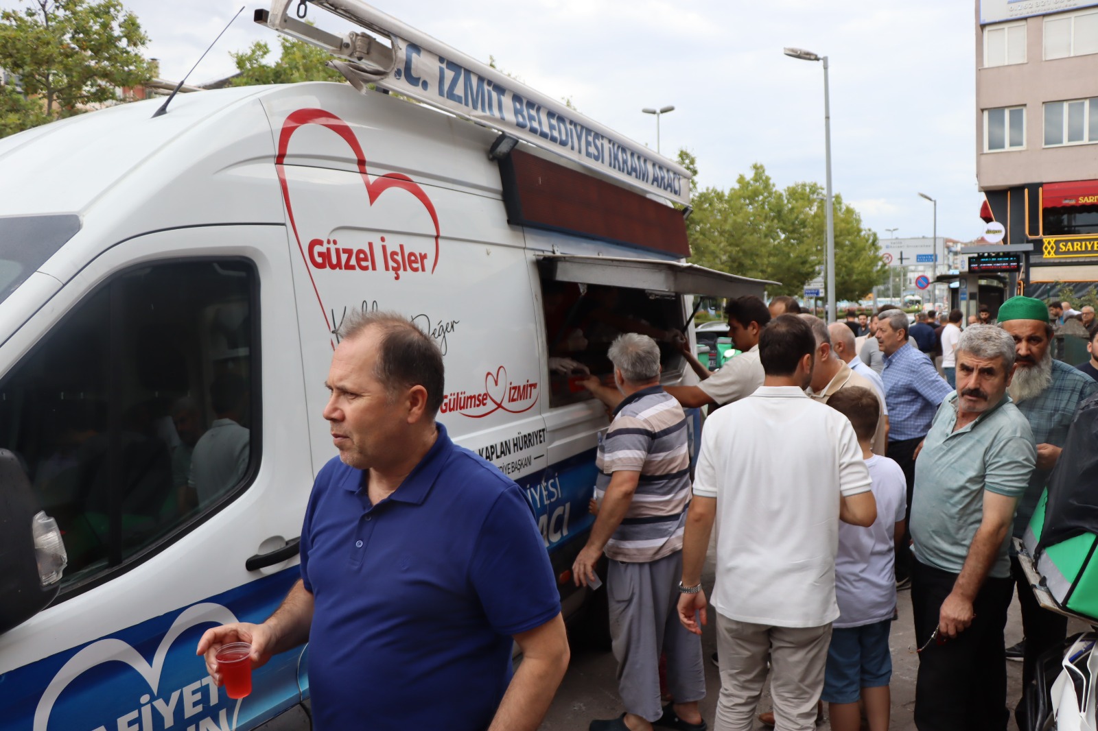 İzmit Belediyesinden Cuma sonrası vatandaşlara tatlı ikram (4)