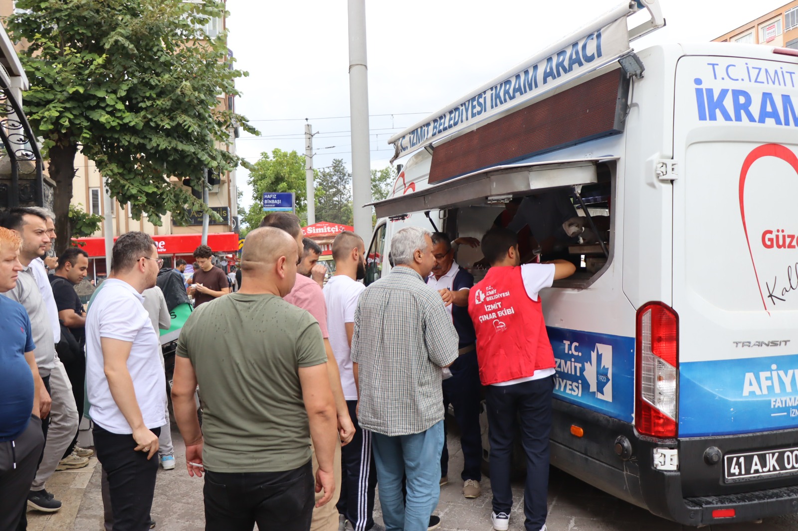 İzmit Belediyesinden Cuma sonrası vatandaşlara tatlı ikram (8)