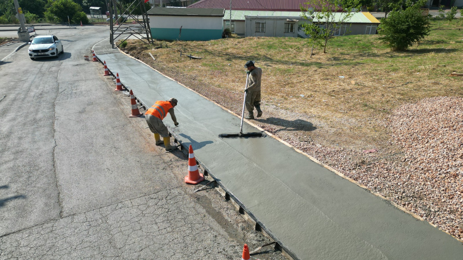 Izmit Belediyesinden Gündogdu'ya yeni beton kaldirim (1) Izmit Belediyesinden Gündogdu'ya yeni beton kaldirim (1)