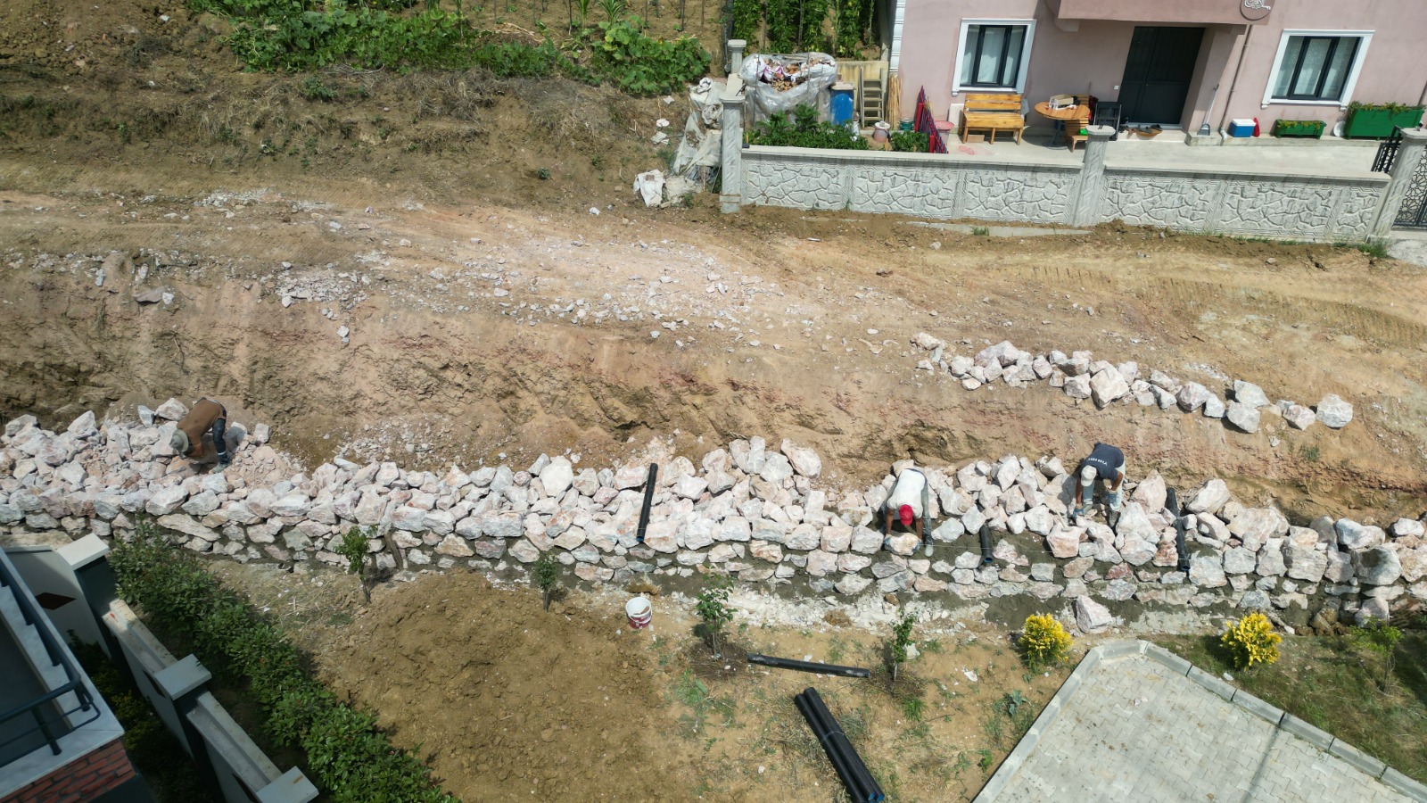 Izmit Belediyesinden Kabaoglu'nda tas duvar çalismasi (1) Izmit Belediyesinden Kabaoglu'nda tas duvar çalismasi (1)