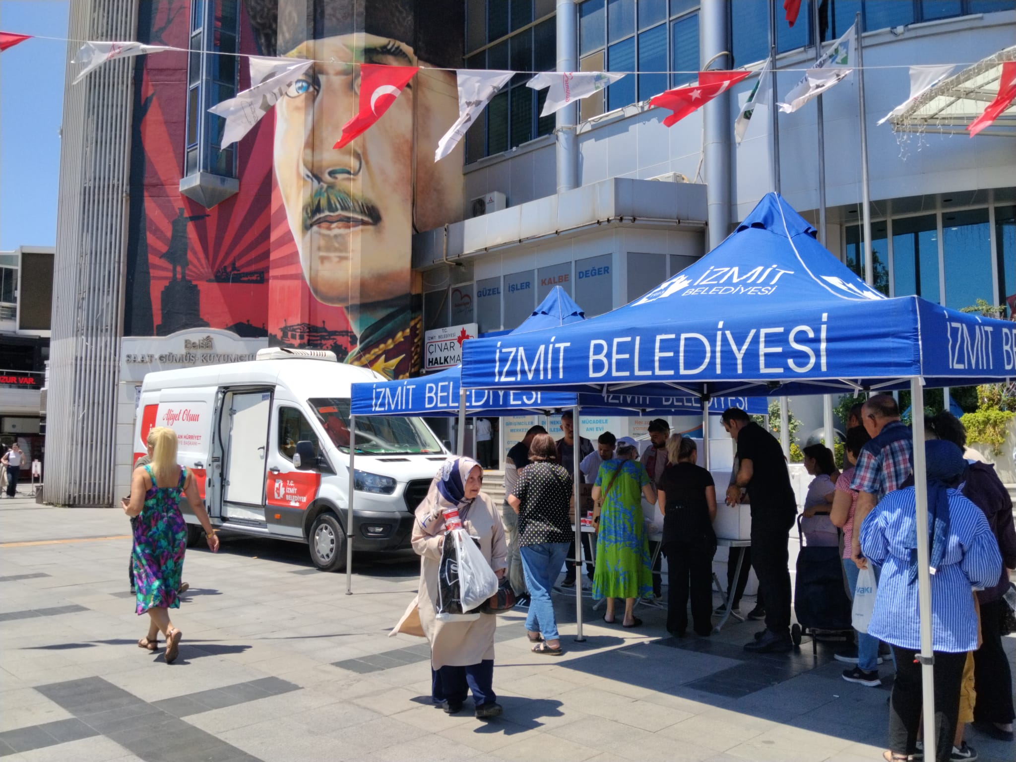 İzmit Belediyesinden vatandaşlara aşure ikramı (1)