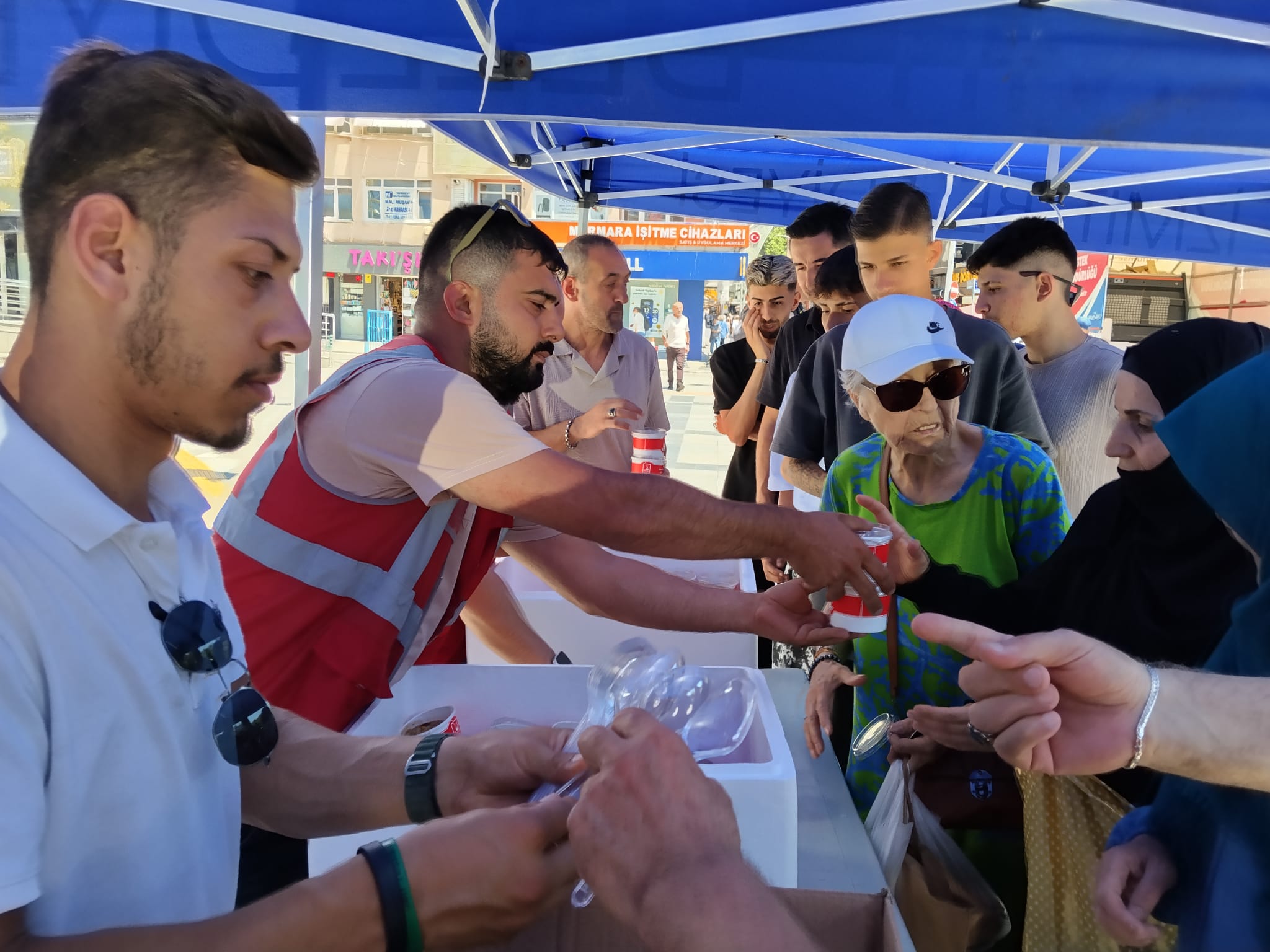 İzmit Belediyesinden vatandaşlara aşure ikramı (2)