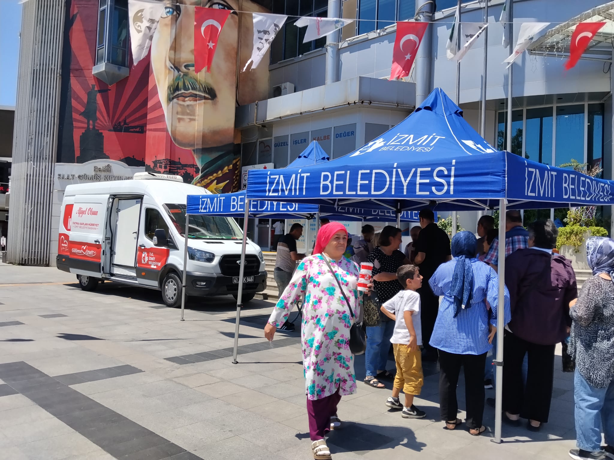 İzmit Belediyesinden vatandaşlara aşure ikramı (4)