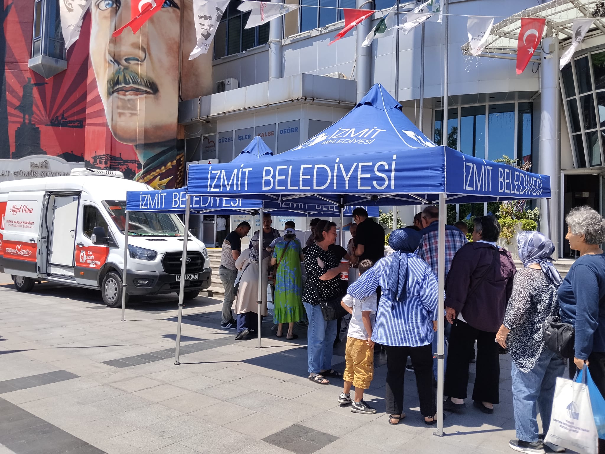 İzmit Belediyesinden vatandaşlara aşure ikramı (5)