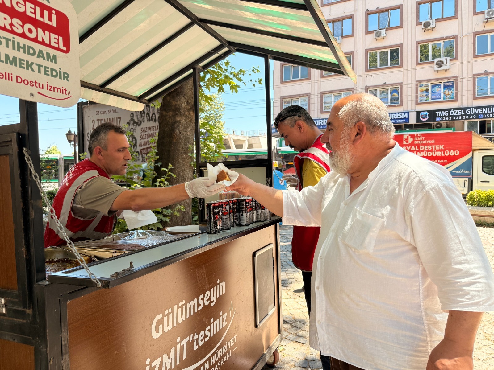 Izmit Belediyesinden vatandaslara sicak yaz günlerinde serinleten ikrami (2) Izmit Belediyesinden vatandaslara sicak yaz günlerinde serinleten ikrami (2)