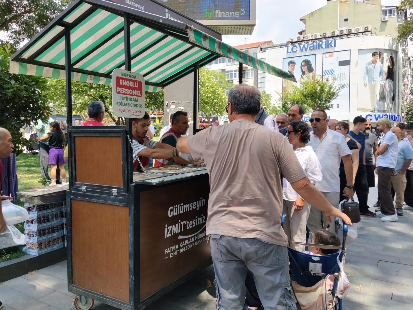 Izmit Belediyesinden vatandaslara sicak yaz günlerinde serinleten ikrami (4) Izmit Belediyesinden vatandaslara sicak yaz günlerinde serinleten ikrami (4)