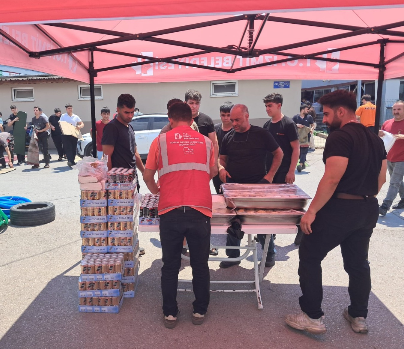 Izmit Belediyesinden vatandaslara sicak yaz günlerinde serinleten ikrami (5) Izmit Belediyesinden vatandaslara sicak yaz günlerinde serinleten ikrami (5)