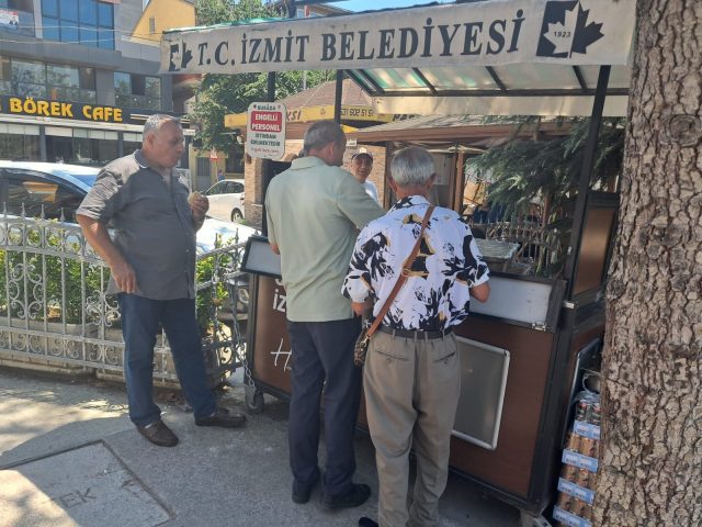 İZMİT BELEDİYESİNDEN VATANDAŞLARA SICAK YAZ GÜNLERİNDE SERİNLETEN İKRAMI