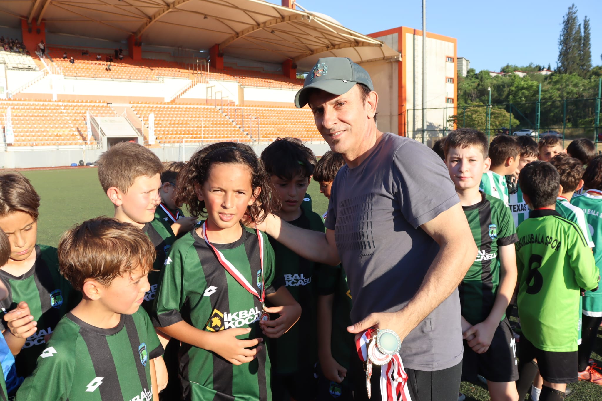 Izmit'in kurtulus coskusu futbol senligiyle taçlandi (3)