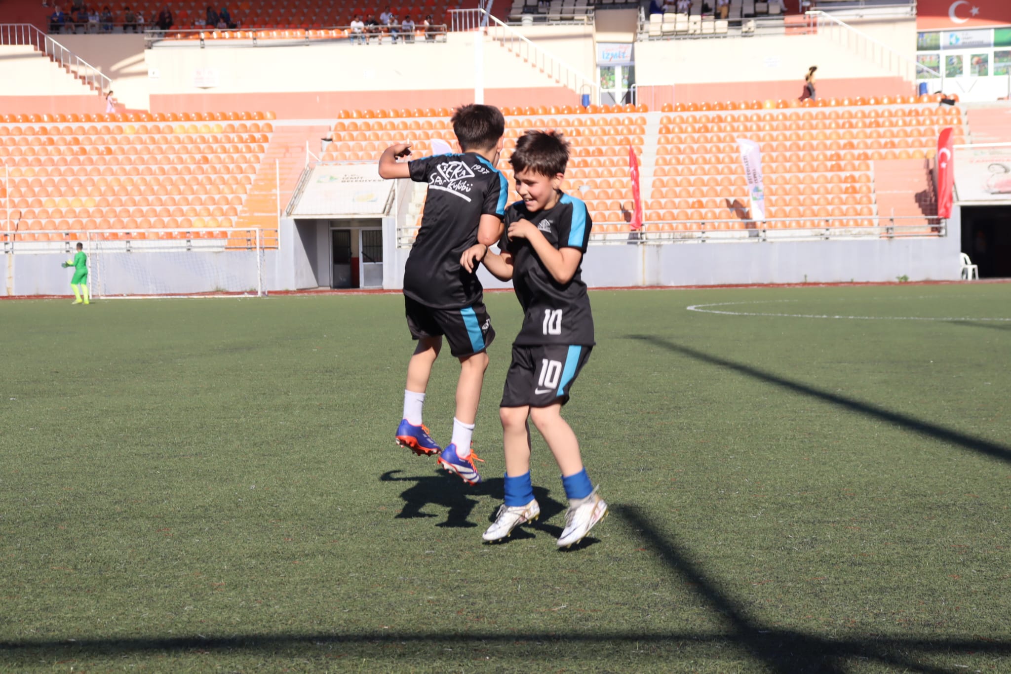 Izmit'in kurtulus coskusu futbol senligiyle taçlandi (5)