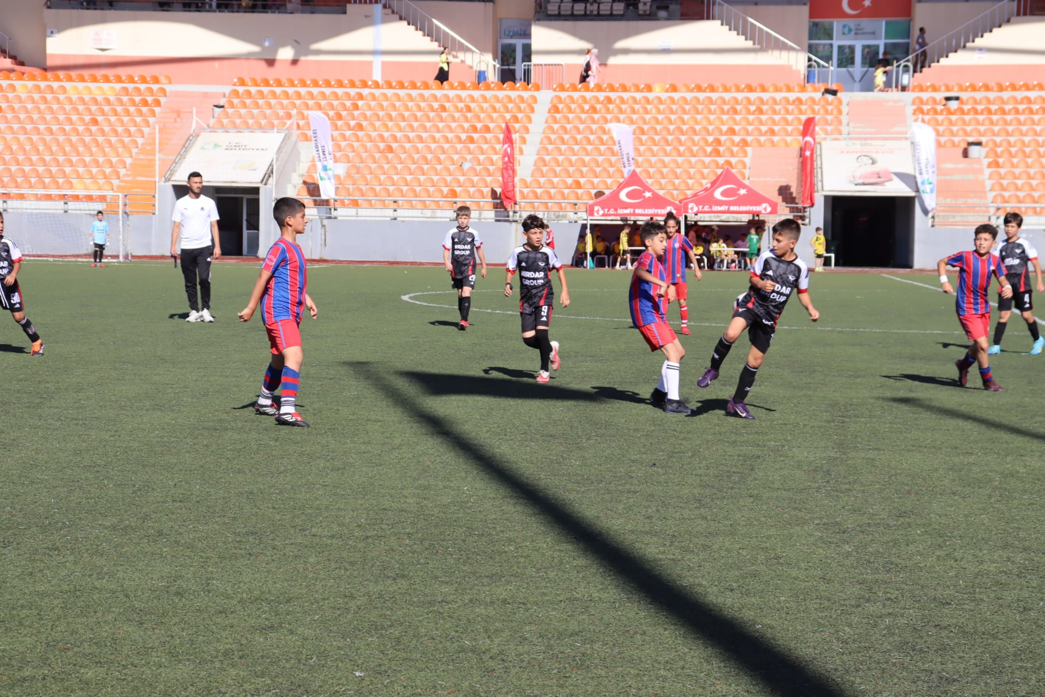 Izmit'in kurtulus coskusu futbol senligiyle taçlandi (8)
