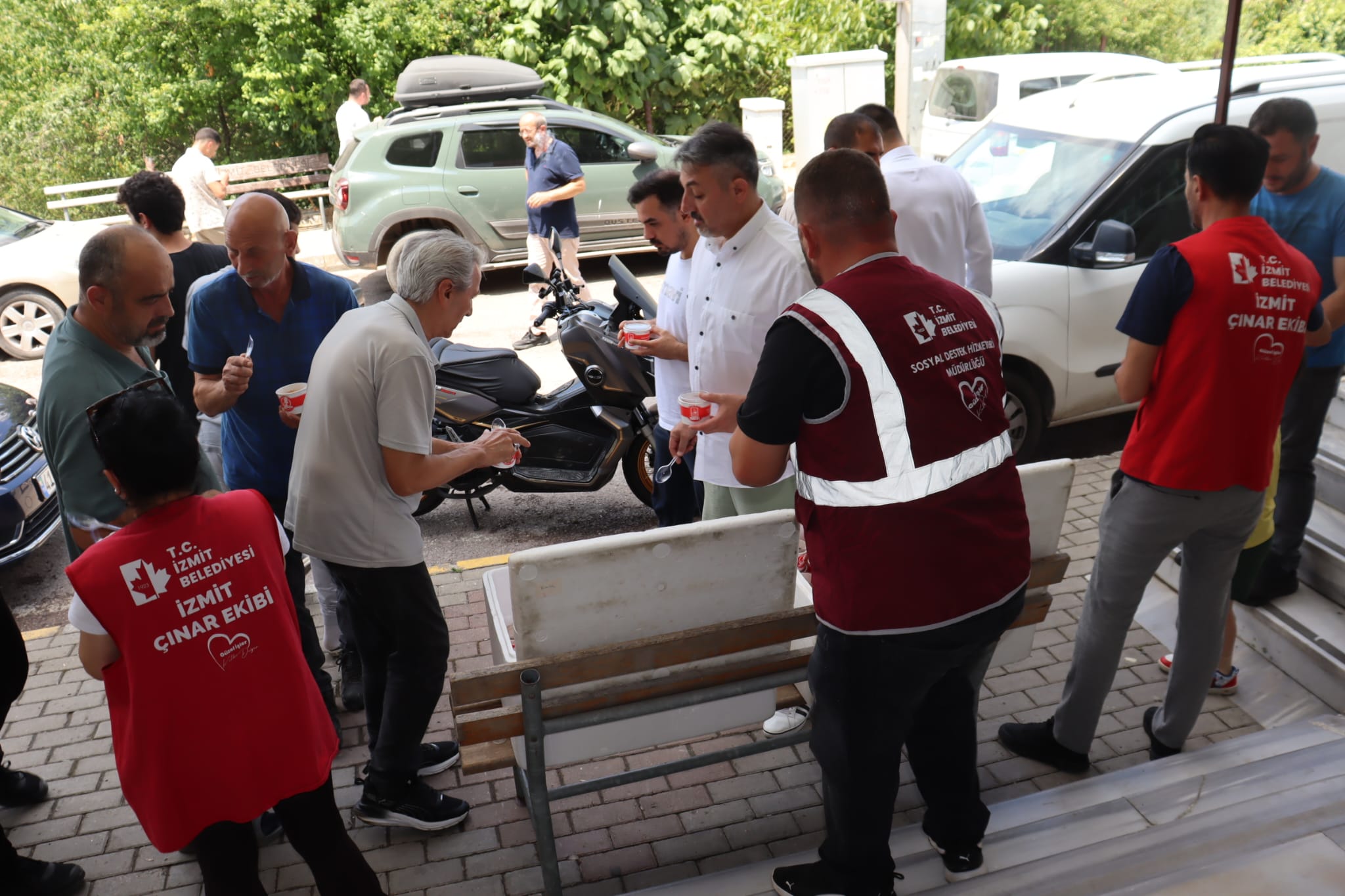 Izmitte Cuma çikisi vatandaslara asure ikrami yapildi (10)