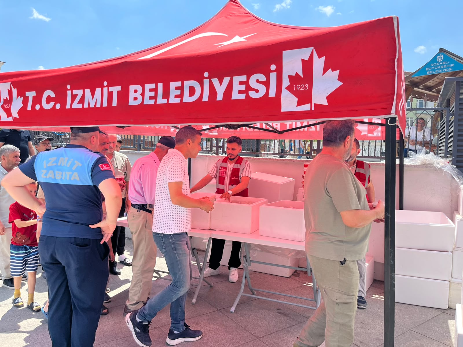 Izmitte Cuma çikisi vatandaslara asure ikrami yapildi (11)