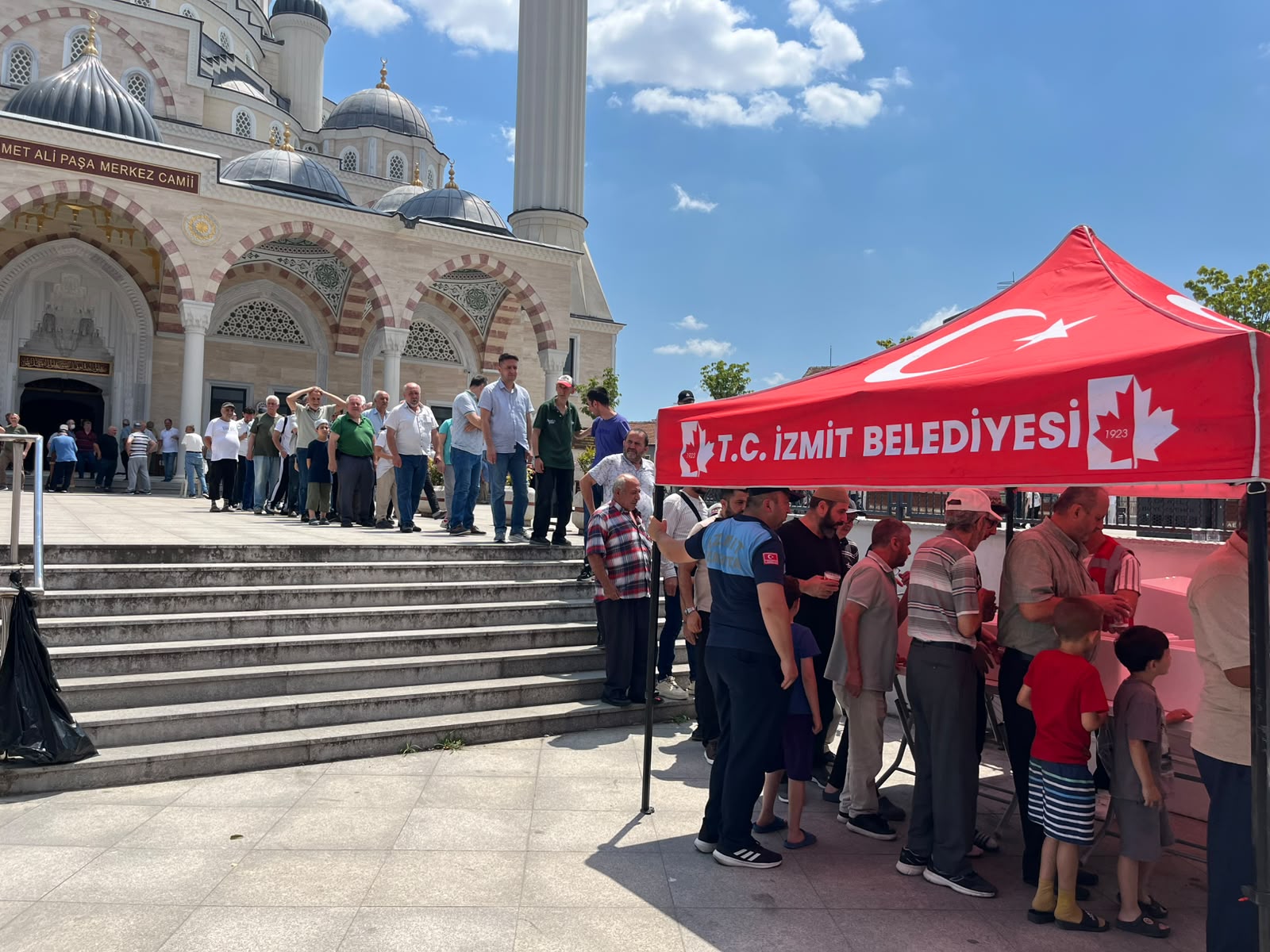 Izmitte Cuma çikisi vatandaslara asure ikrami yapildi (12)