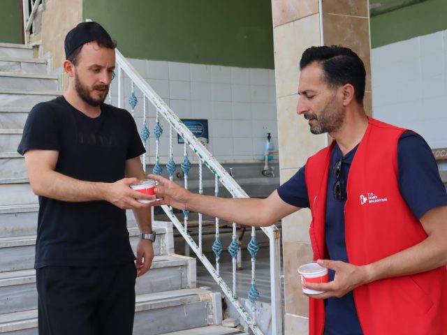 İZMİT’TE CUMA ÇIKIŞI VATANDAŞLARA AŞURE İKRAMI YAPILDI