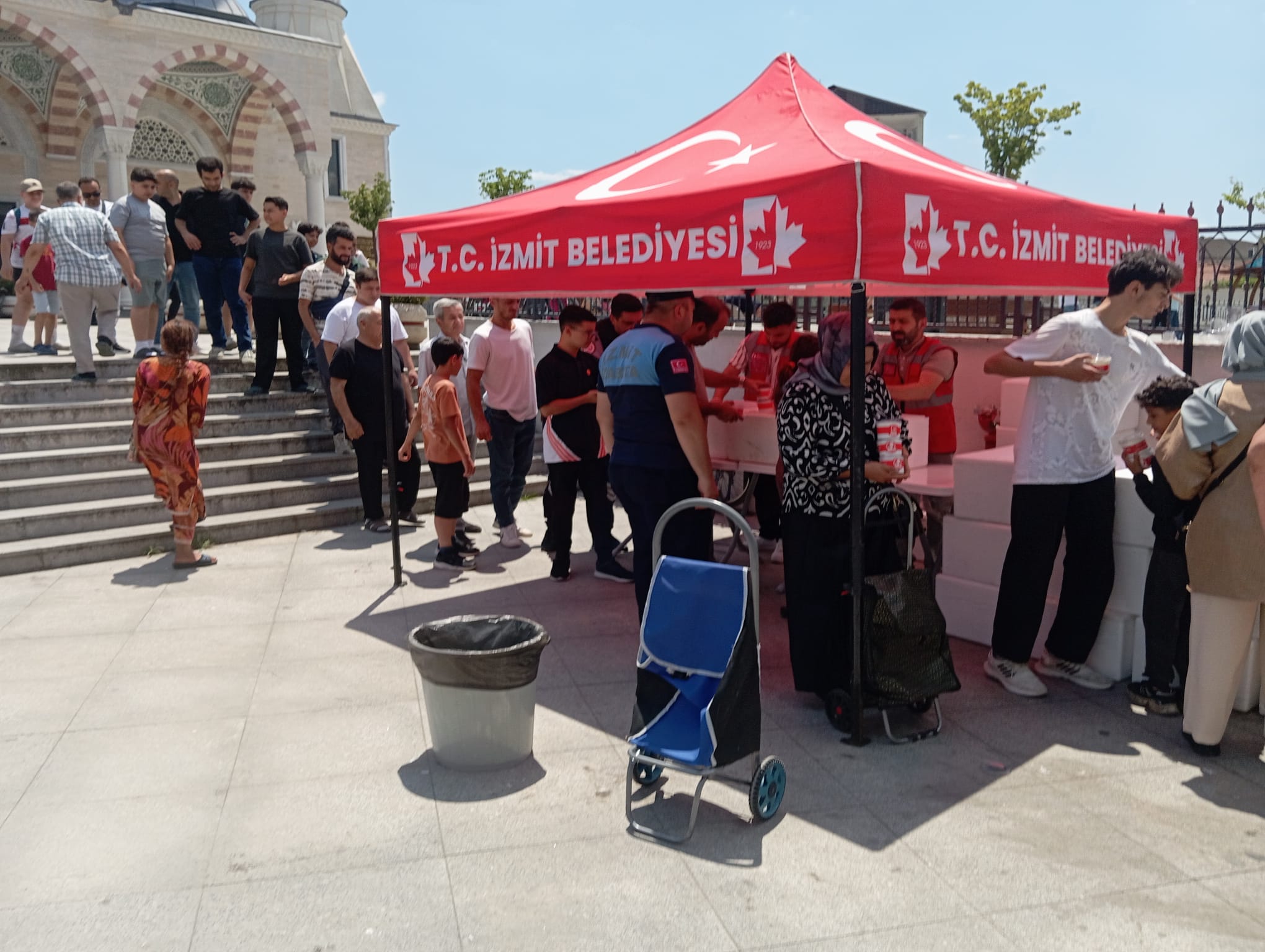 Izmitte Cuma çikisi vatandaslara asure ikrami yapildi (5)