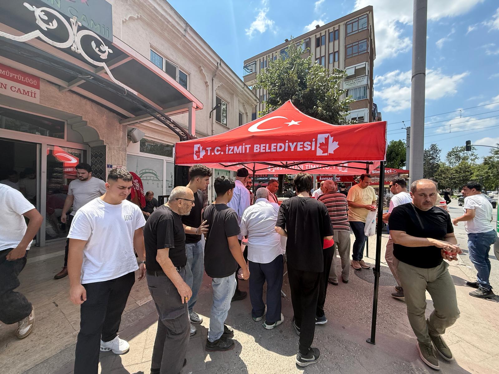 Izmitte Cuma çikisi vatandaslara asure ikrami yapildi (6)
