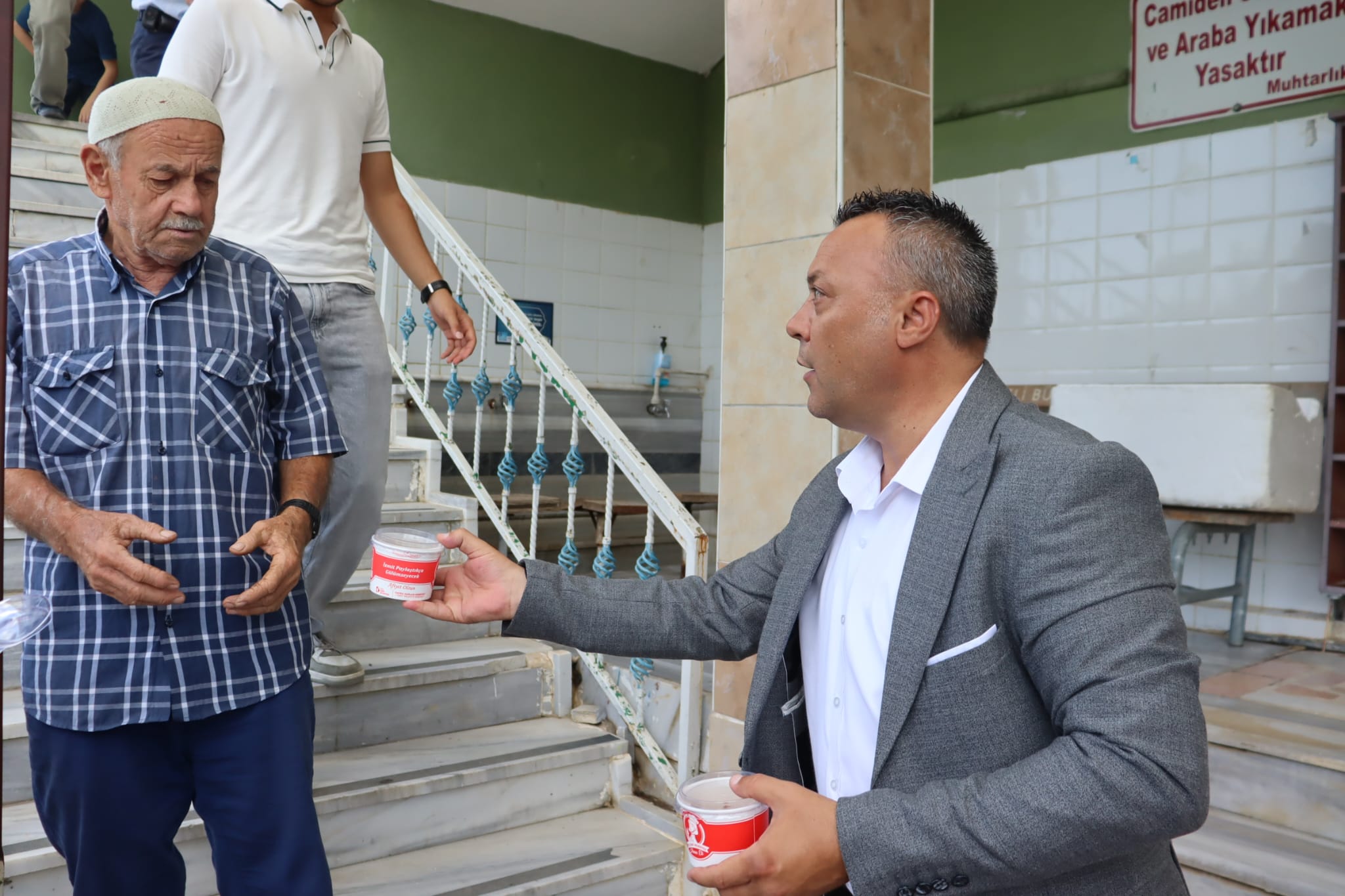 Izmitte Cuma çikisi vatandaslara asure ikrami yapildi (7)