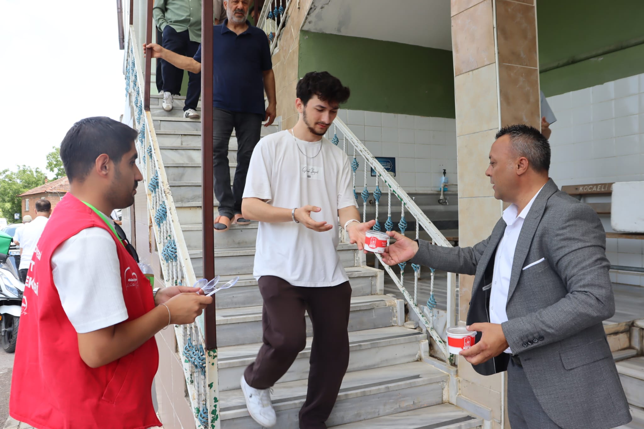 Izmitte Cuma çikisi vatandaslara asure ikrami yapildi (9)
