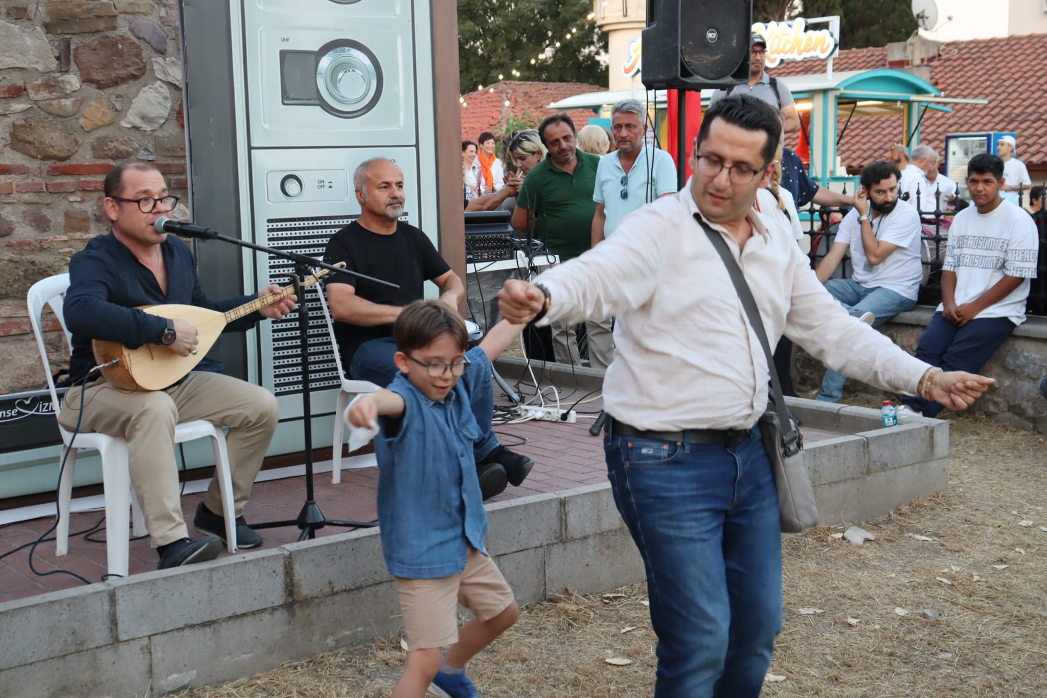 Kapanca Sokak Festivali’nde müzik coşkusu zirveye ulaştı 3 Kapanca Sokak Festivali’nde müzik coşkusu zirveye ulaştı 3
