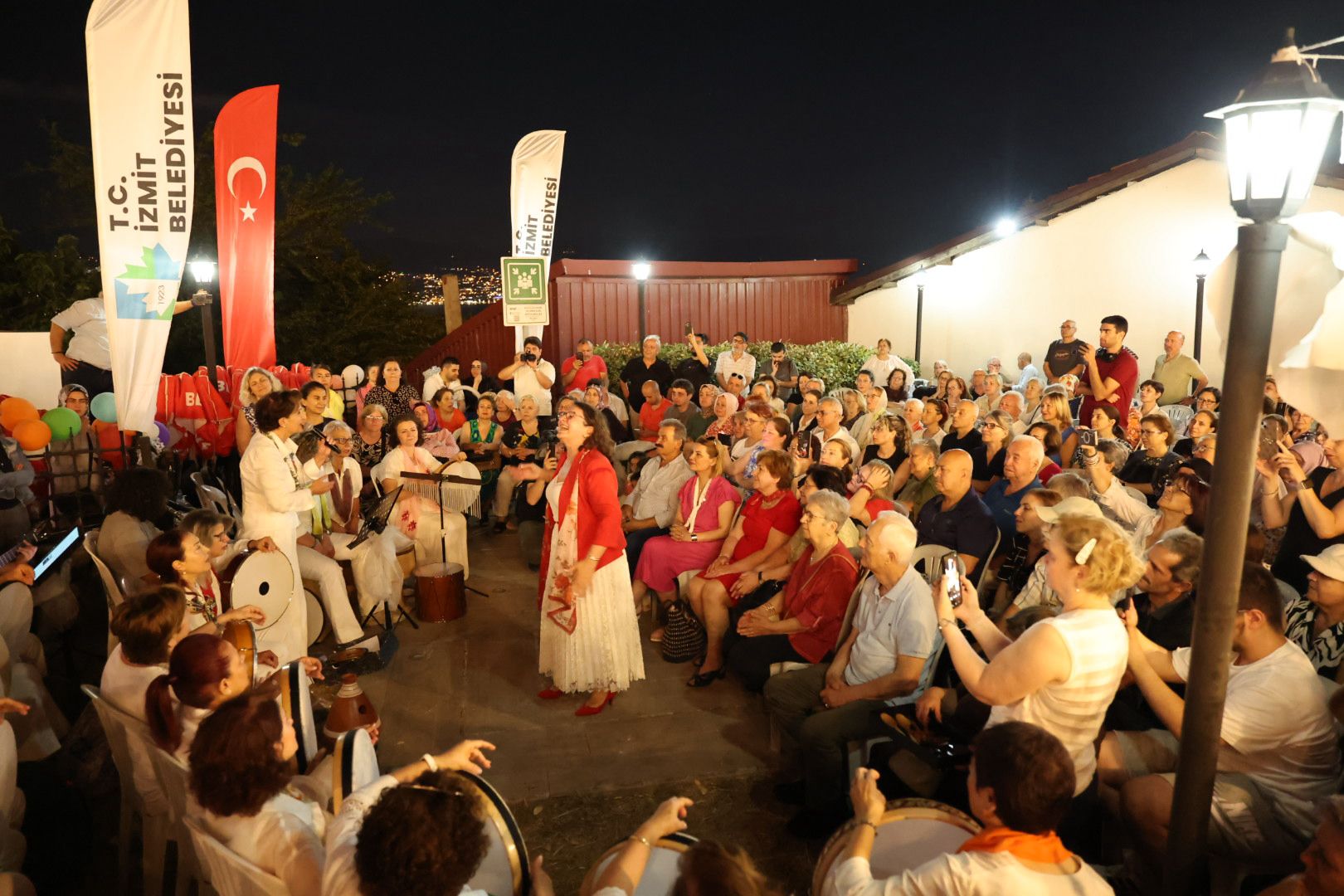 Kapanca Sokak Festivali’nde müzik coşkusu zirveye ulaştı 4 Kapanca Sokak Festivali’nde müzik coşkusu zirveye ulaştı 4