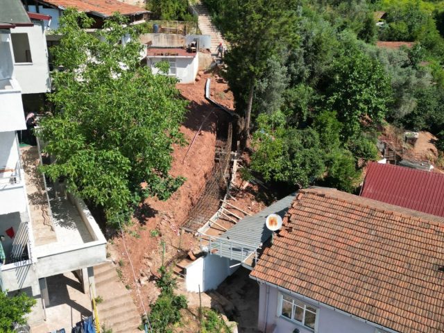 SERDAR MAHALLESİ’NE YENİ MERDİVEN VE İSTİNAT DUVARI