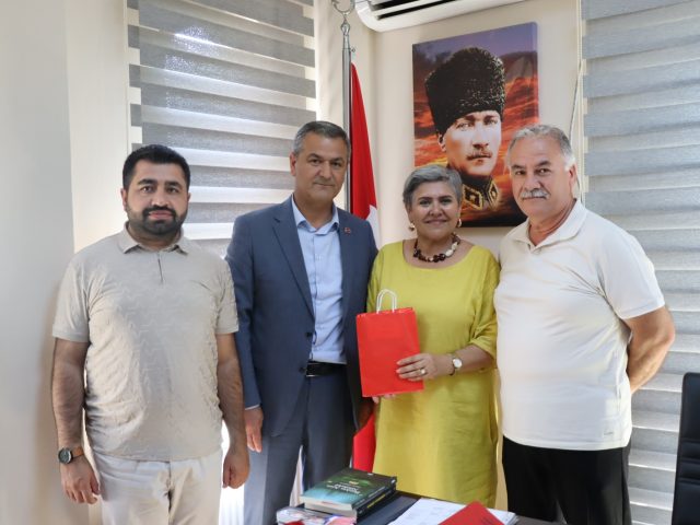 İZMİT BELEDİYESİNDEN MUHTARLARA DOĞUM GÜNÜ ZİYARETİ