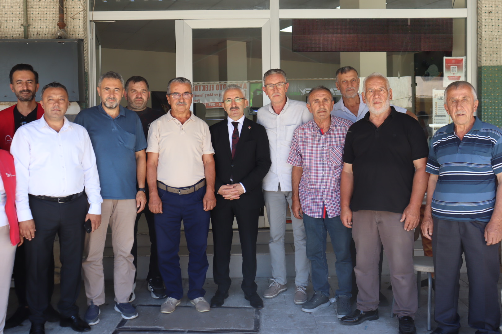 İzmit Belediyesinden Selvili Camii'nde cuma çıkışı ikram (11) İzmit Belediyesinden Selvili Camii'nde cuma çıkışı ikram (11)