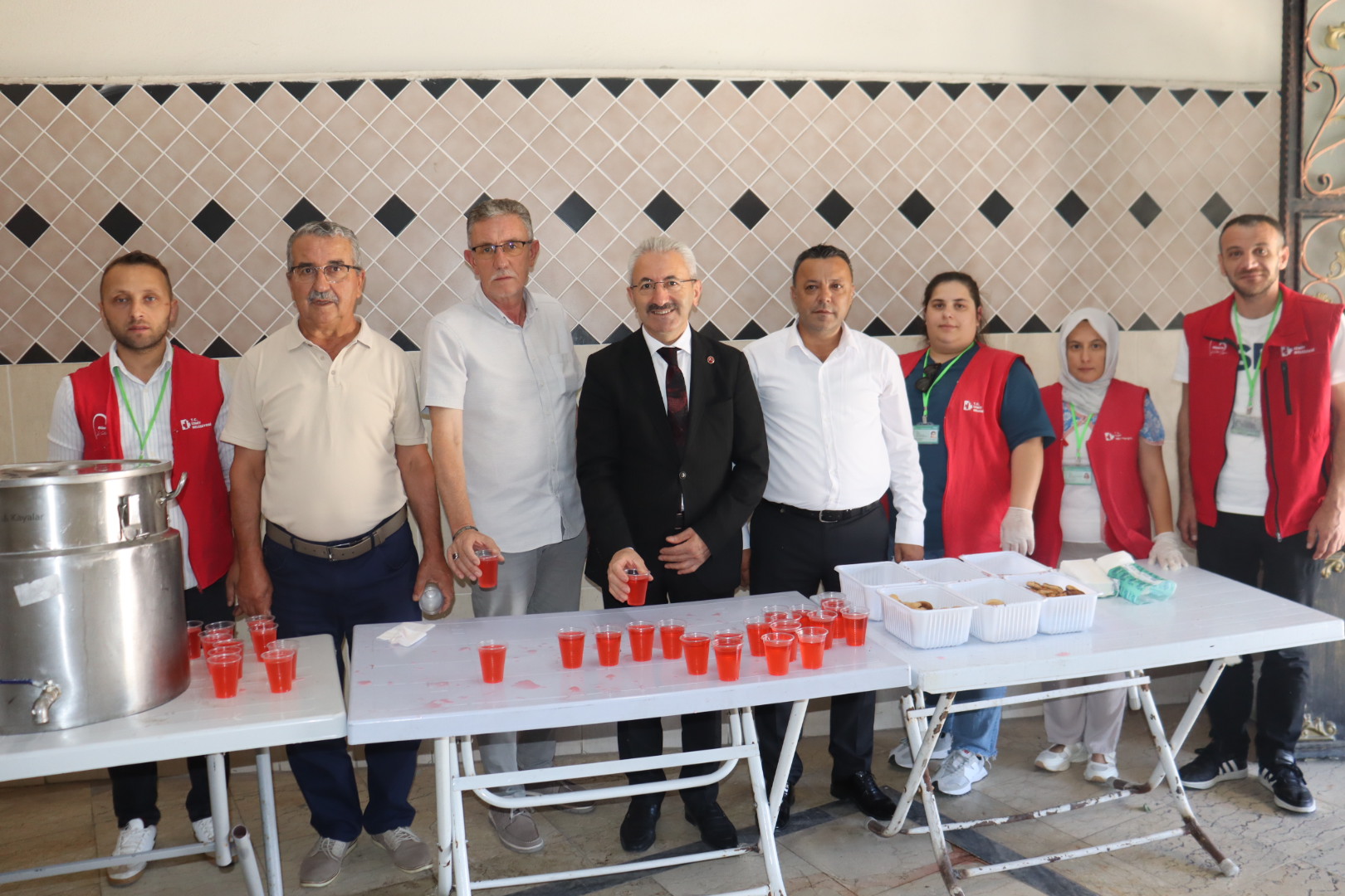 İzmit Belediyesinden Selvili Camii'nde cuma çıkışı ikram (6) İzmit Belediyesinden Selvili Camii'nde cuma çıkışı ikram (6)