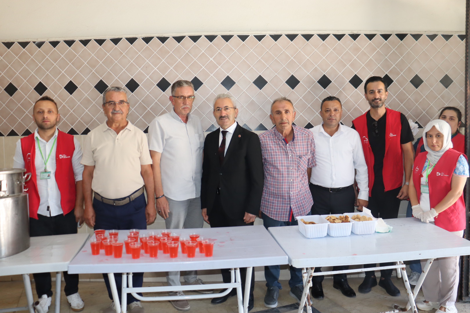 İzmit Belediyesinden Selvili Camii'nde cuma çıkışı ikram (7) İzmit Belediyesinden Selvili Camii'nde cuma çıkışı ikram (7)