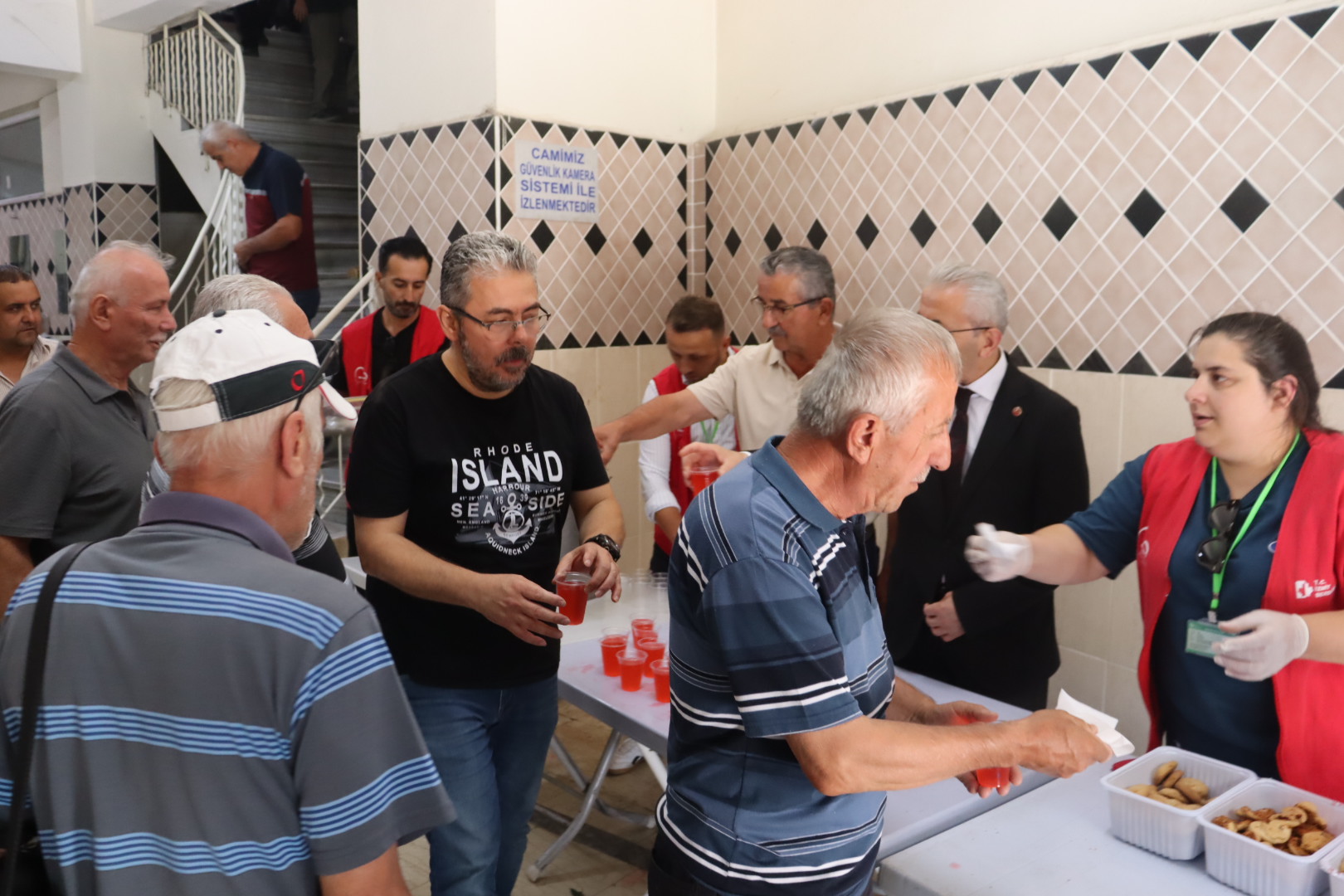 İzmit Belediyesinden Selvili Camii'nde cuma çıkışı ikram (9) İzmit Belediyesinden Selvili Camii'nde cuma çıkışı ikram (9)